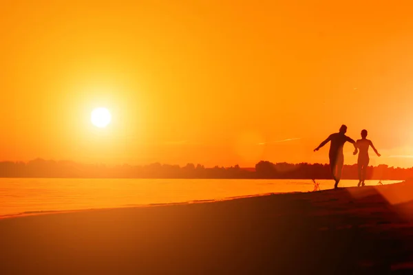 Uomo Nudo Una Donna Che Corrono Sulla Spiaggia Tramonto — Foto Stock