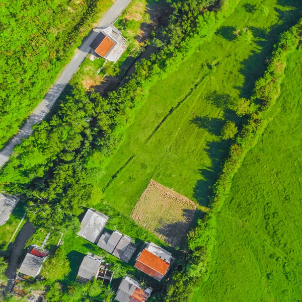 Blick Von Oben Auf Die Dorfhäuser Mit Rotem Ziegeldach Auf — Stockfoto