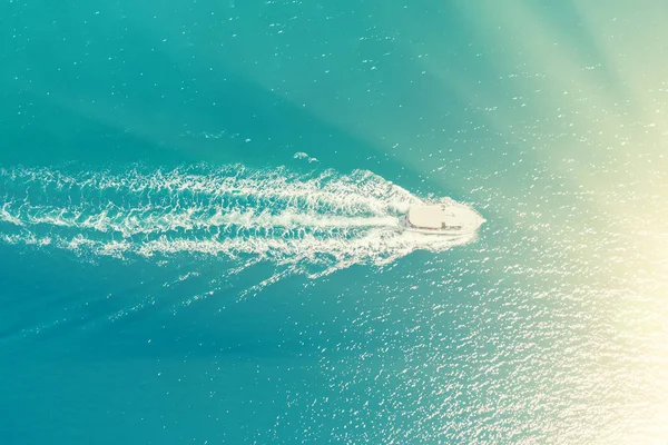 Beyaz Bir Teknenin Mavi Denizde Güneşli Bir Günde Yelken Üstten — Stok fotoğraf