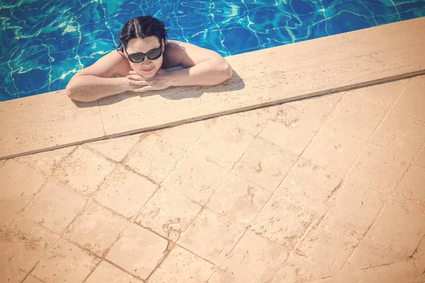 Femme Lunettes Soleil Près Bord Piscine Vue Sur Dessus — Photo