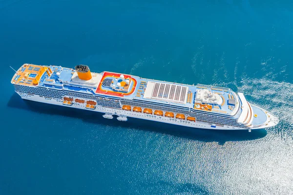 Luxe Cruise Liner Blauwe Zee Bovenaanzicht — Stockfoto