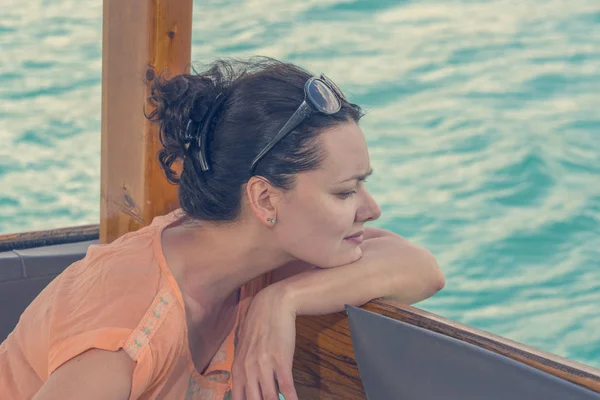 Mujer Morena Triste Blusa Naranja Mirando Mar —  Fotos de Stock