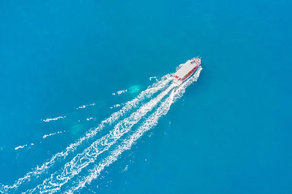 Ovanifrån Vit Båt Seglar Det Blå Havet — Stockfoto