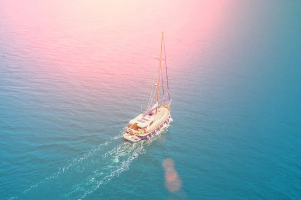 太陽の下で海に浮かぶヨット — ストック写真