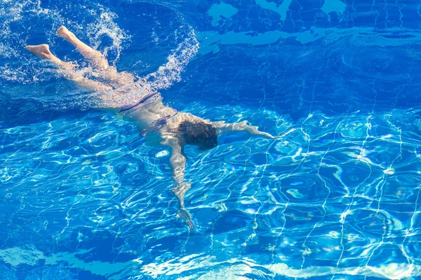 Woman Bikini Swims Pool — Stock Photo, Image