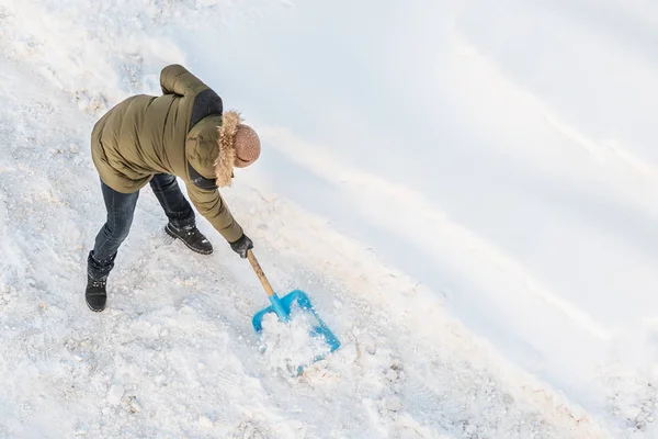Man Reinigt Sneeuw Schop Bovenaanzicht — Stockfoto