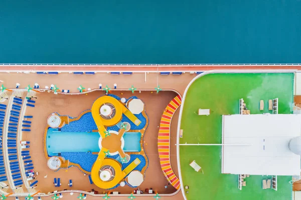 Schwimmbad Mit Rutschen Bord Eines Kreuzfahrtschiffes Blick Von Oben — Stockfoto