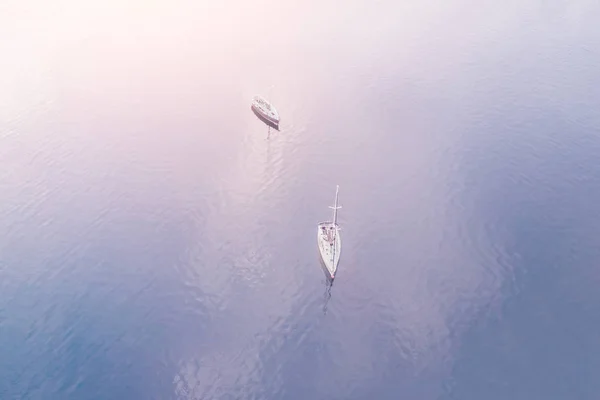 Κάτοψη Του Δύο Λευκό Σκάφη Στη Θάλασσα Μια Ηλιόλουστη Ημέρα — Φωτογραφία Αρχείου