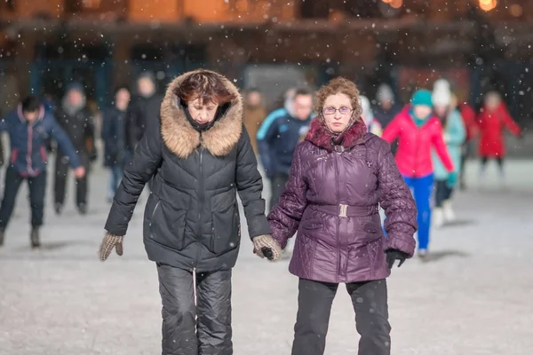 Kazan Russia January 2017 Two Adult Women Skating Rink Evening — Stock Photo, Image
