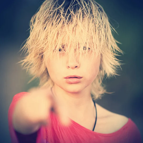 Blonde Tiener Meisje Rode Blouse Tonen Een Handgebaar — Stockfoto