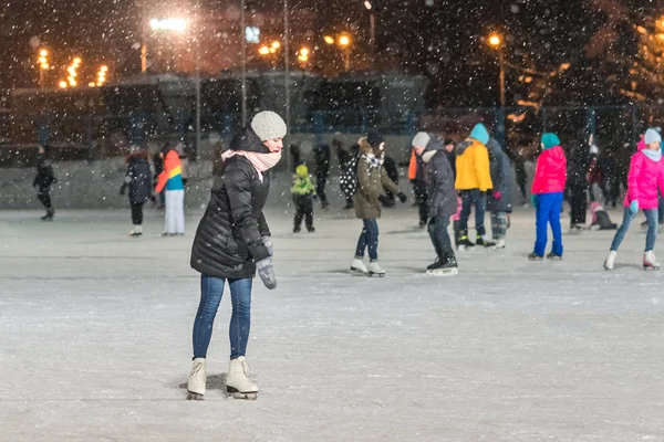 Kasan Russland Januar 2017 Frau Abend Auf Der Eisbahn — Stockfoto