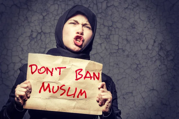 Ragazza Musulmana Hijab Nero Possesso Poster Con Iscrizione Non Ban — Foto Stock