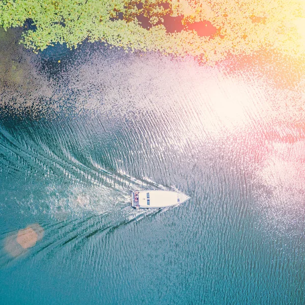 在阳光明媚的日子里 船漂浮在被绿藻覆盖的水面上 — 图库照片