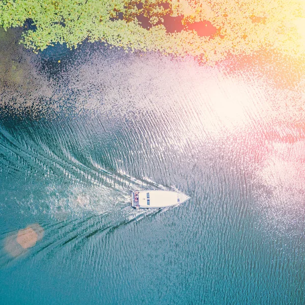 Barco Flutuando Água Coberta Com Algas Verdes Dia Ensolarado — Fotografia de Stock