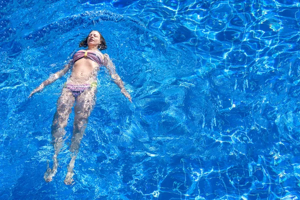 Femme Bikini Nage Dans Piscine — Photo