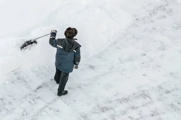 Homme Nettoie Pelle Neige Vue Dessus — Photo