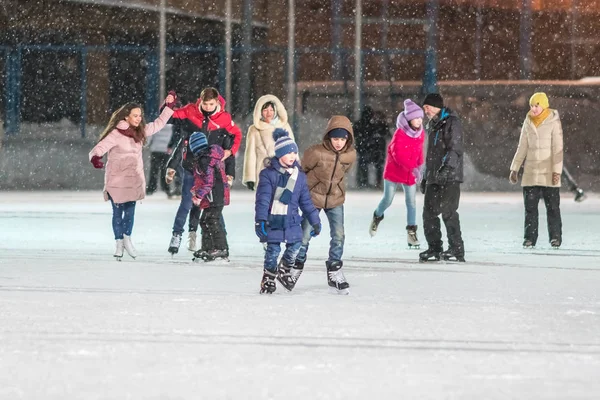 Kasan Russland Januar 2017 Kinder Abend Auf Der Eisbahn — Stockfoto