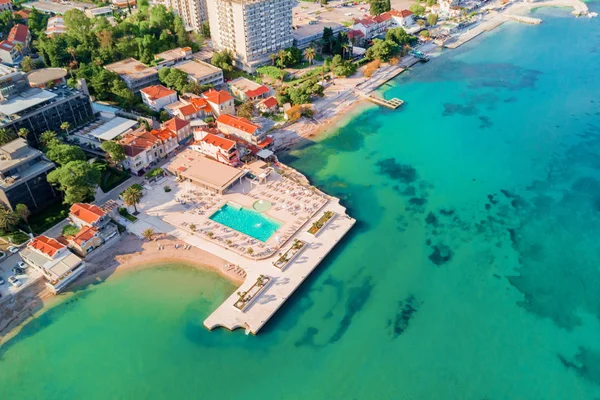 Vista Superior Del Edificio Zona Con Piscina Tumbonas Cerca Del — Foto de Stock