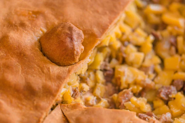 Knuspriger Kuchen Gefüllt Mit Fleisch Und Kartoffeln Belish — Stockfoto