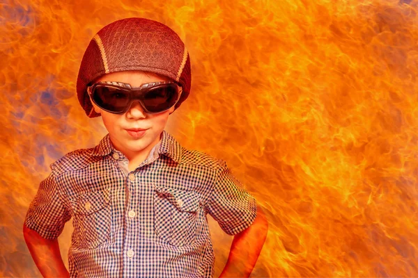 Niño Una Camisa Azul Gorra Gafas Sol Contra Telón Fondo — Foto de Stock