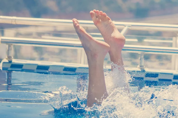 Füße Wasser Eines Schwimmbeckens Auf Dem Dach — Stockfoto