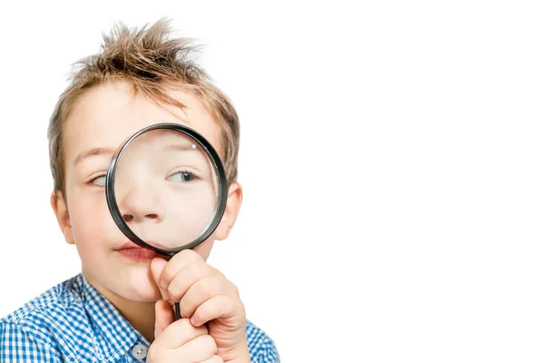 Ragazzo Carino Con Una Camicia Blu Che Guarda Attraverso Una — Foto Stock