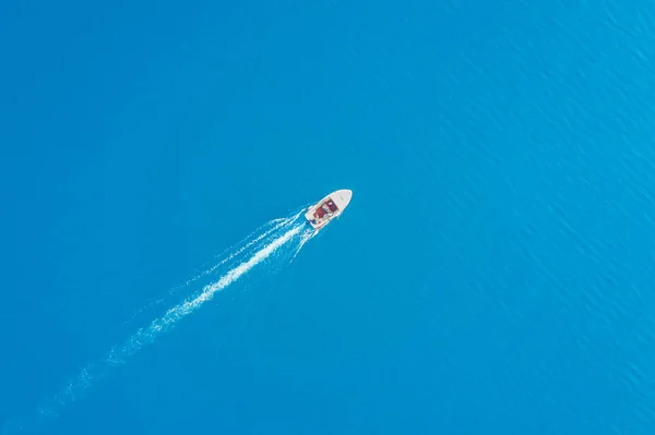Κάτοψη Του Ένα Λευκό Πλοίο Που Πλέει Στην Γαλάζια Θάλασσα — Φωτογραφία Αρχείου