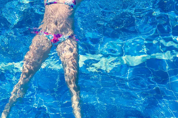 Bikini Güneş Gözlüğü Kadın Havuzda Yüzüyor — Stok fotoğraf