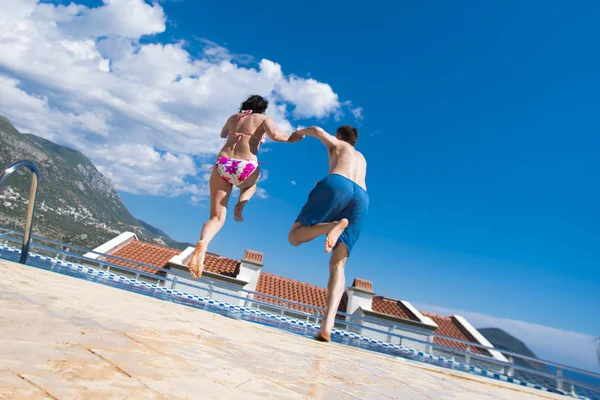 Couple Homme Femme Tenant Main Sautant Dans Piscine — Photo