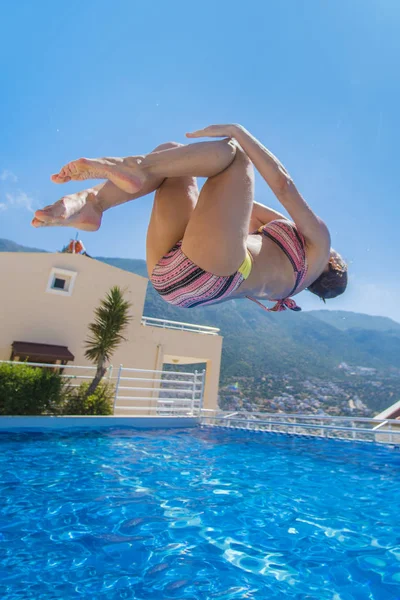Kadın Çatıda Havuz Içine Atlama Mayo — Stok fotoğraf