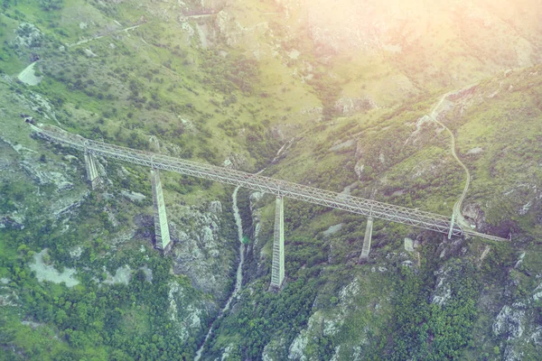 Vue Dessus Pont Ferroviaire Dans Les Montagnes Par Une Journée — Photo