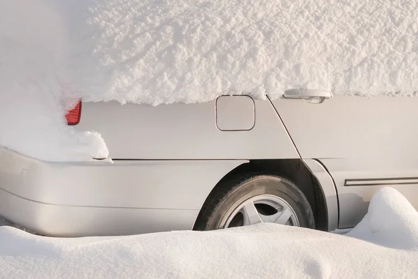 Σταθμευμένο Αυτοκίνητο Καλυμμένο Χιόνι — Φωτογραφία Αρχείου