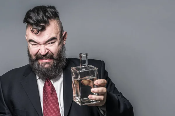 Hombre Barbudo Adulto Traje Mirando Una Botella Alcohol Con Asco — Foto de Stock