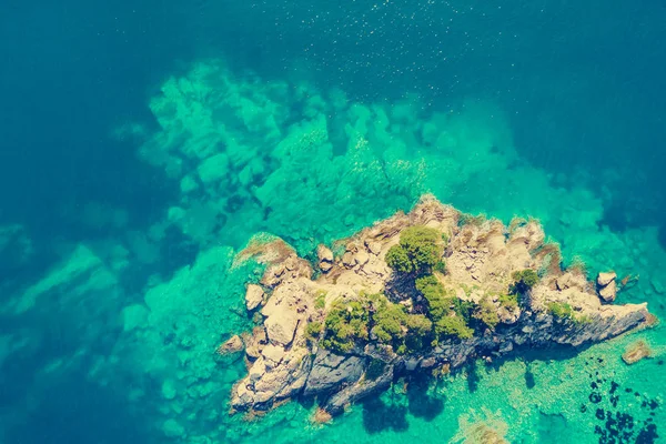Blick Von Oben Auf Eine Felsige Insel Mit Grünen Bäumen — Stockfoto