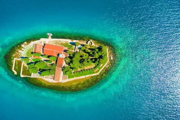 在蓝色的海与修道院的海岛的顶视图 — 图库照片