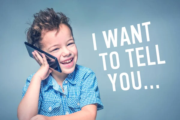 Netter Kleiner Junge Blauem Hemd Der Telefon Neben Der Aufschrift — Stockfoto