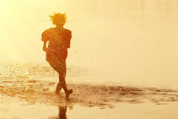 Ragazza Adolescente Che Corre Sull Acqua Tramonto — Foto Stock