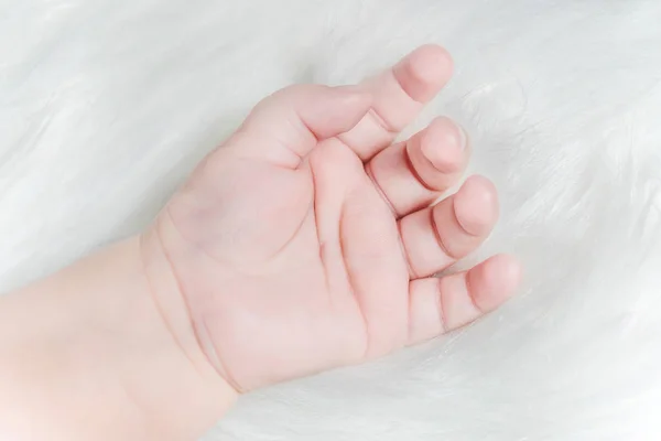 Hand Eines Babys Auf Weißem Flauschigem Hintergrund — Stockfoto