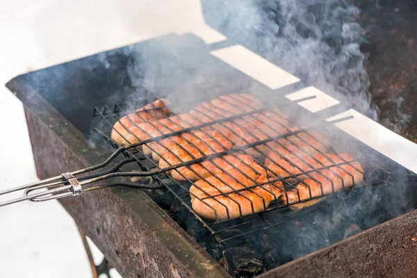 Salsicce Alla Griglia Con Fumo — Foto Stock