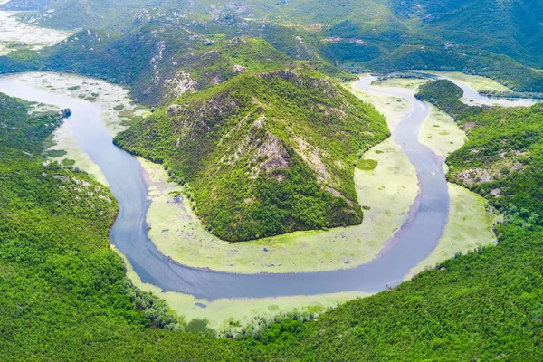 川の上から見る山々 の緑の藻で覆われています — ストック写真