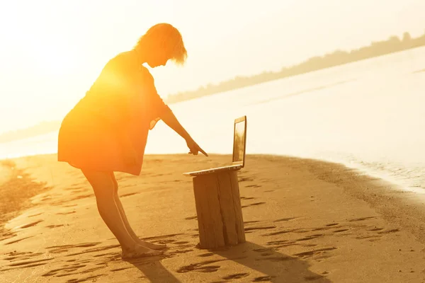 Ragazza Adolescente Bionda Mostra Sua Mano Computer Portatile Spiaggia Alla — Foto Stock