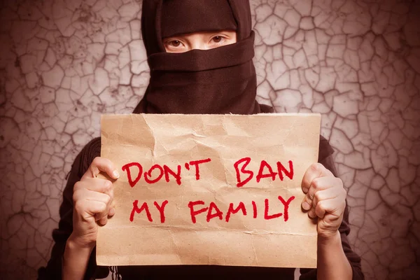 Ragazza Musulmana Hijab Nero Possesso Poster Con Iscrizione Non Banno — Foto Stock