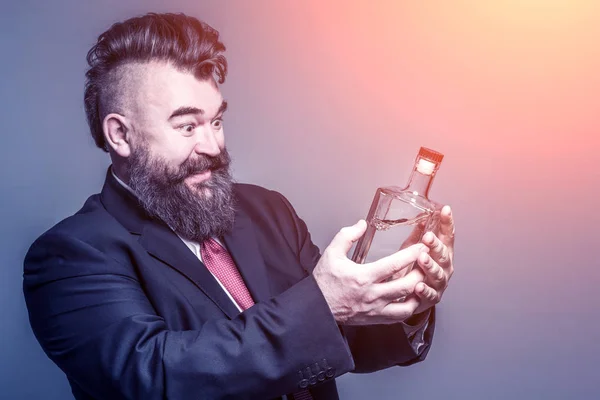 Hombre Barbudo Adulto Feliz Traje Mirando Una Botella Alcohol Luz — Foto de Stock