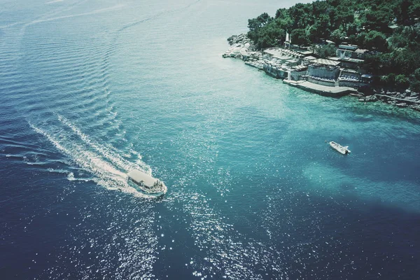 Κάτοψη Του Ένα Σκάφος Αναψυχής Ανθρώπους Που Επιπλέει Στην Γαλάζια — Φωτογραφία Αρχείου