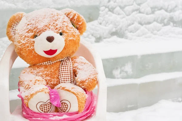 Teddybär Sitzt Auf Einem Stuhl Schnee — Stockfoto