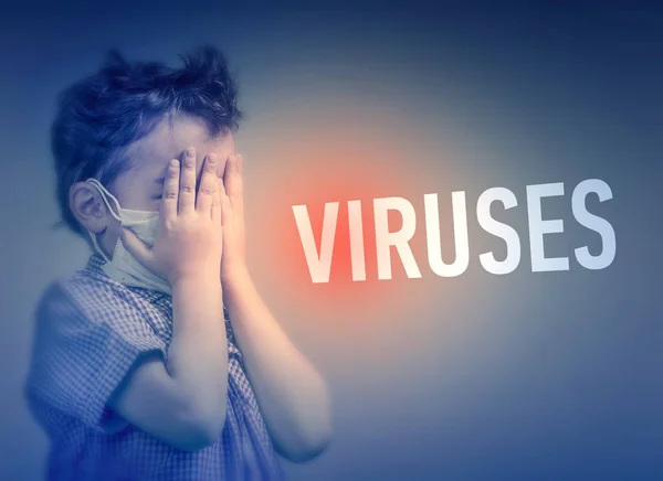 Yazıt Virüs Yanında Elleriyle Yüzünü Çocuk Tıbbi Maske Ile Kaplı — Stok fotoğraf
