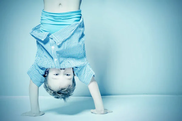 Niño Con Una Camisa Azul Está Pie Sus Manos Tonificado —  Fotos de Stock