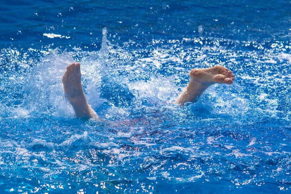 Mänskliga Fötter Vatten Med Stänk — Stockfoto