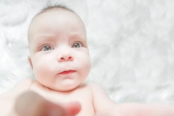 Aranyos Baba Feküdt Egy Fehér Szőr Húzza Kezét Előre — Stock Fotó