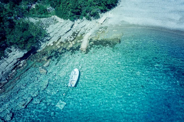 Blaues Boot Der Nähe Des Pier Gemildert — Stockfoto